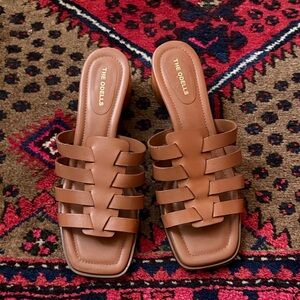 Chic strappy sandal with wooden heel